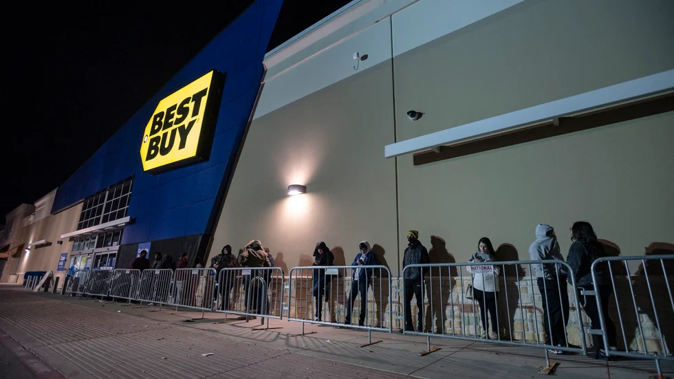 Hemelektronikkedjan Best Buy steg kraftigt på den amerikanska börsen. Bild från förra årets Black Friday-köer.