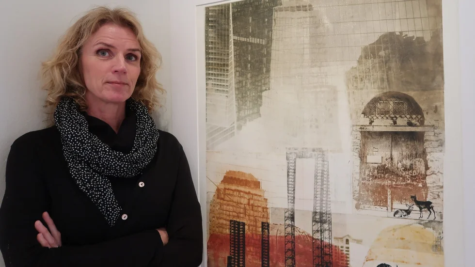 Cecilia Uhlin bredvid ett av sina färggrafiska verk ”The Visitor” i galleriet.