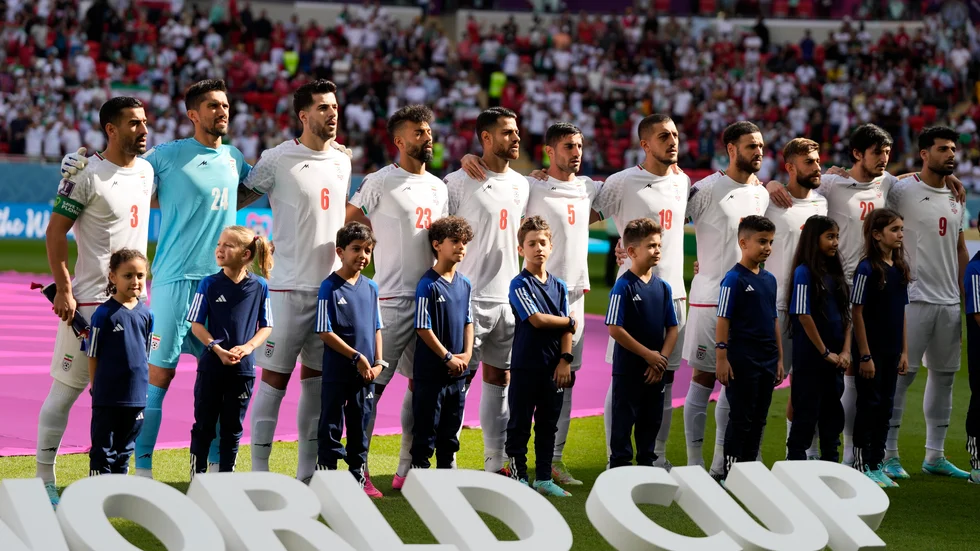 Irans landslag sjöng med i nationalsången inför avspark i VM-matchen mot Wales.