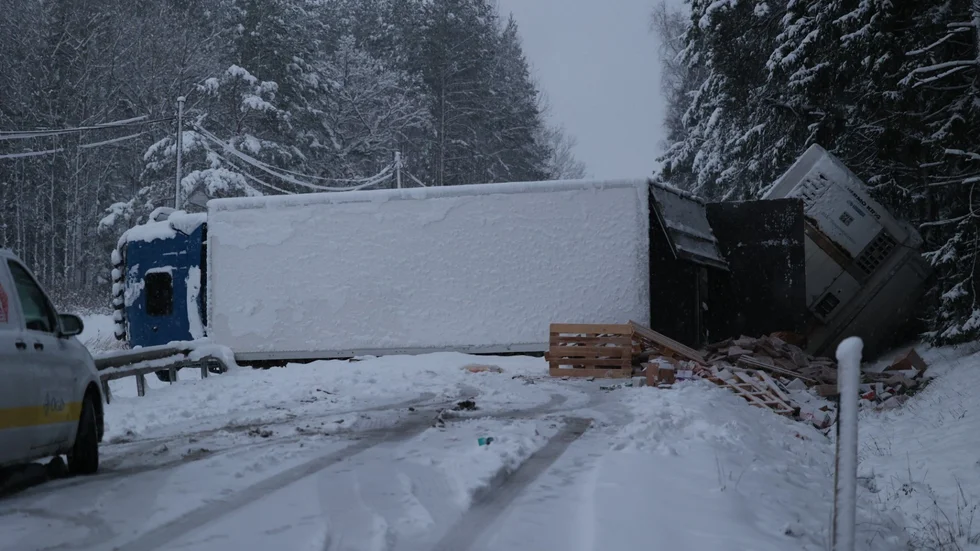 En lastbil som välte natten mot måndagen blockerar väg 263 strax norr om Sigtuna.