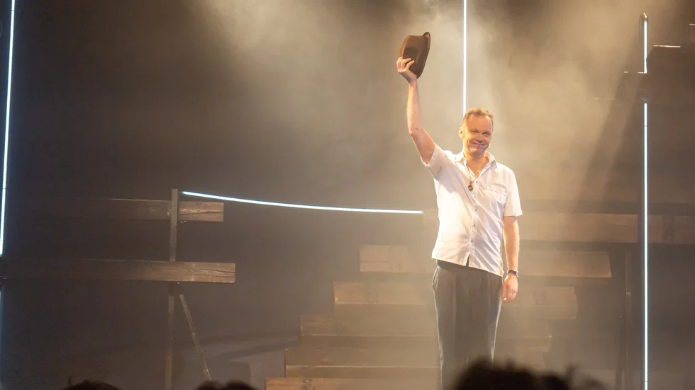 Olof Wretling mottog efter sin scenföreställning "Kaffet" publikens stående ovationer i Eskilstuna.