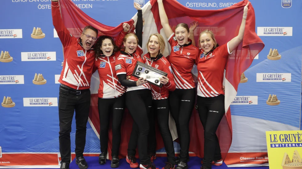 De danska curlingdamerna jublar över EM-titeln i Östersund.