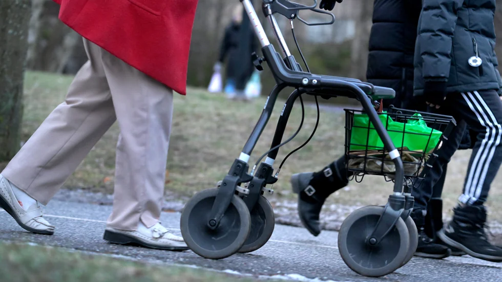 Frågan om utomhusrollatorer rullar vidare. Vård- och omsorgsnämnden inväntar den översyn av befintligt regelverk som pågår på länsnivå.