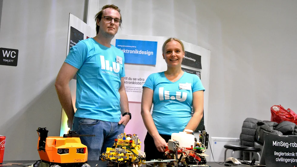 Adam Salomonsson och Sanna Delander är studenter på elektronisk design och visade upp olika elevarbeten under det öppna huset.