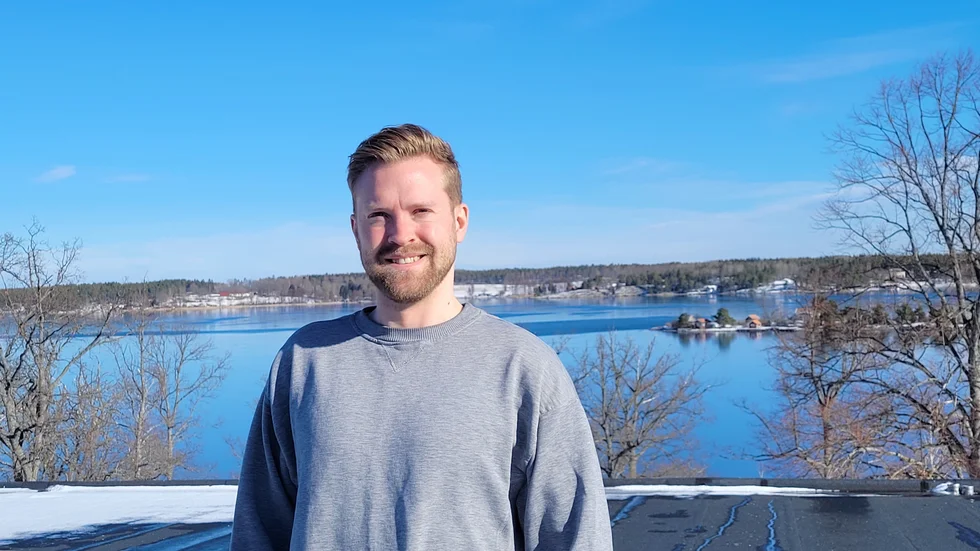 Jan Nilsson är 33 år, född och uppväxt i Västervik, och står bakom flera populära konton där han delar med sig av sin lokalkännedom och kolorerade historiska bilder från kommunen - för skojs skull.