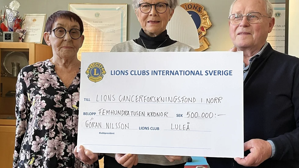 Delegation från Luleå, fr v Birgitta Hansson, Gunilla Granberg och Christer Lindgren överlämnar donationen om 500 000 kr till Lions Cancerforskningsfond I Norr.
