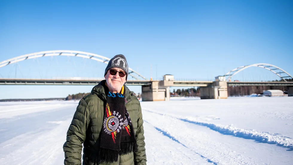 Lars-Erik Jodérus har klara minnesbilder från dagen när Bergnäsbron invigdes. Det var en het sommardag och närmare 20000 Lulebor hade samlats på bron, grässlänter eller vägbanor i väntan på att för första gången kunna gå över Luleälven torrskodd. 