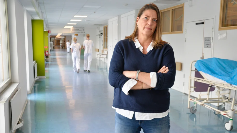 Camilla Fröjd, forskare vid Akademiska sjukhuset och Uppsala universitet, säger att gamla förlegade arbetssätt bidrar till bristen på sjuksköterskor.