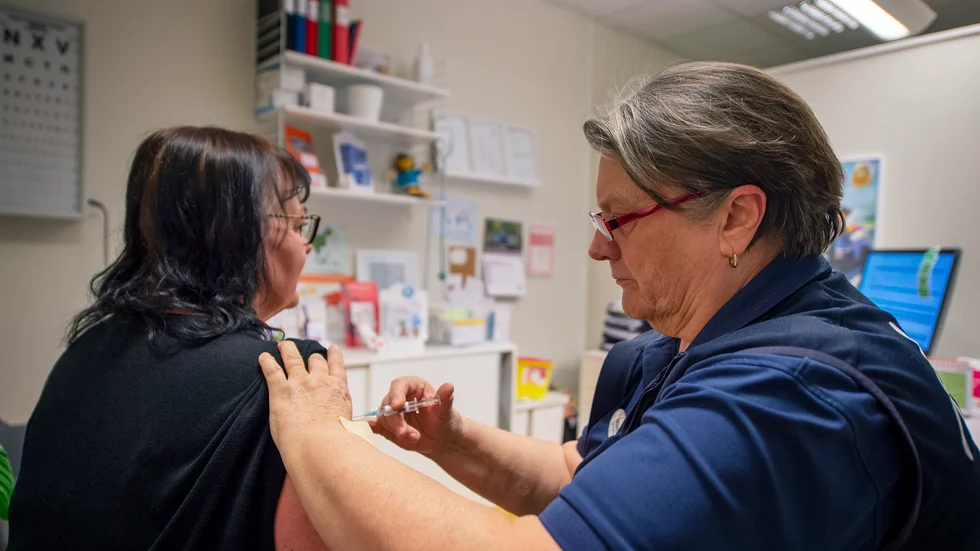 Region Sörmland rekommenderar alla som vistas ute att vaccinera sig mot TBE. Här ger Monika Nyman på Vaccinkliniken Kristina Pettersson hennes första dos TBE-vaccin.