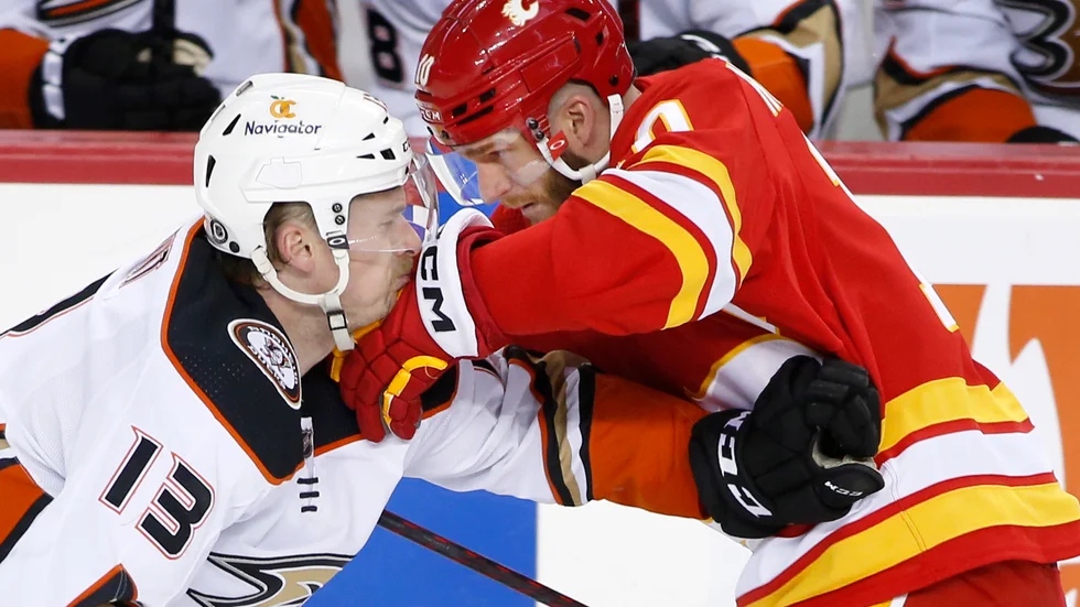 Anaheims Simon Benoit och Calgarys Jonathan Huberdeau.