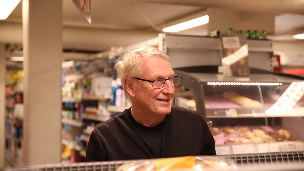 "För mig känns det jättebra, för nu är det ju dags att sluta", säger Jan Forsén om att han nu fått ett bud på Ica-butiken. "75 år, vad fasen, då är det ju dags att leva nåt annat liv."