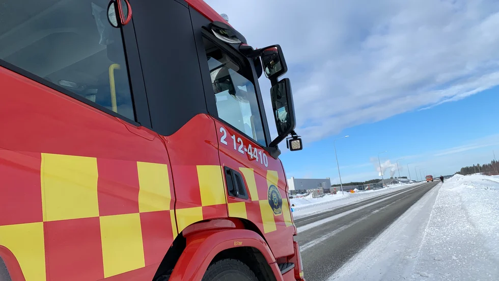 Räddningstjänsten har ryckt ut med totalt 13 enheter, enligt en larmoperatör vid SOS Alarm. Strax före 09.30 hade flera bilar kört in på Northvoltområdet, medan några stod utanför området och avvaktade. Röken i bakgrunden kommer från Skellefteå Krafts värmeverk på Hedensbyn och har inget med händelsen att göra.
