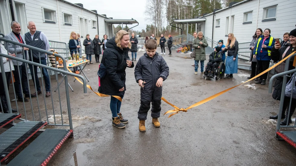 Tolvårige Mohammed Aziz fick äran att klippa invigningsbandet och assisterades av elevassistenten Ida Johansson.