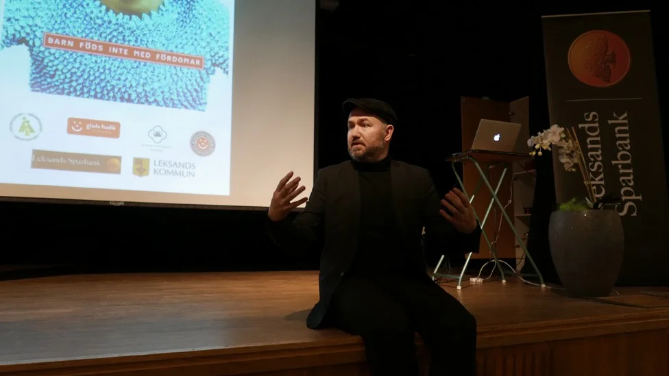 Pär Johansson, grundare av Glada Hudik-teatern, kommer till Piteå med sin föreläsning "Barn föds inte med fördomar" tisdagen den 21 mars.