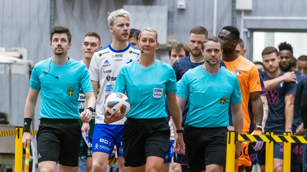 På väg ut till match i Arcus. Linjemännen Robert Nyberg och Conny Hugman på var sin kant. IFK-kaptenen William Olausson och domaren Tess Olofsson i mitten.