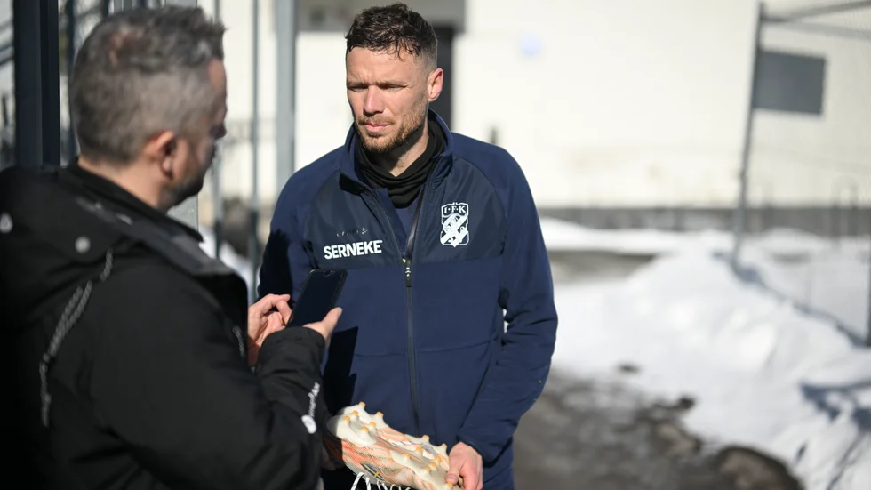 IFK Göteborgs Marcus Berg beklagar att tränaren Mikael Stahre får sparken men förstår klubbens beslut.