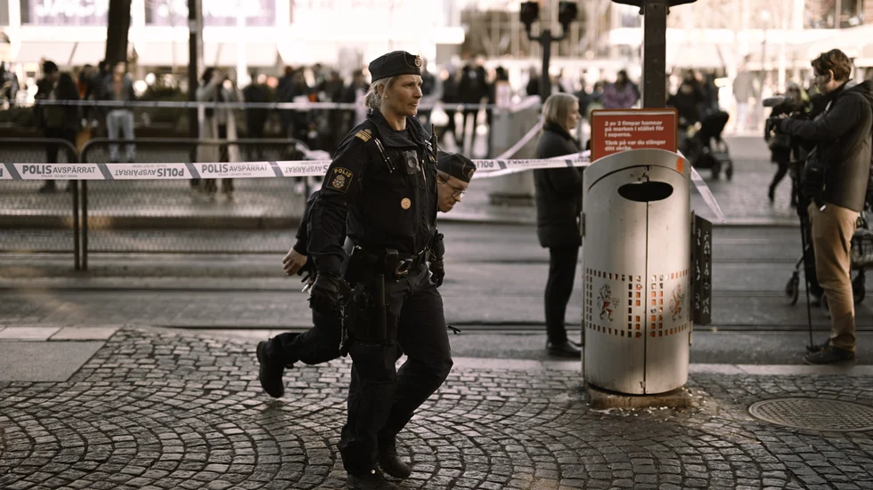 Poliser på plats sedan en flicka knivhuggits i Brunnsparken i Göteborg.