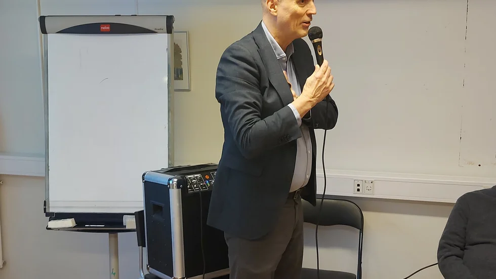 Roger Keisu från Swedbank stod för en engagerad föreläsning om olika bedrägerier.   