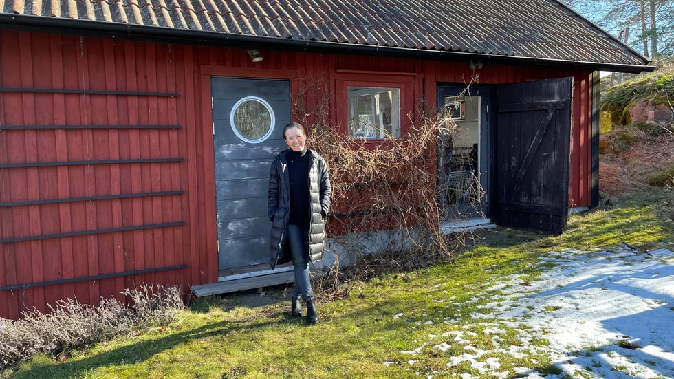 Klara Frosterud framför "svinhuset" som numera är en gäststuga.