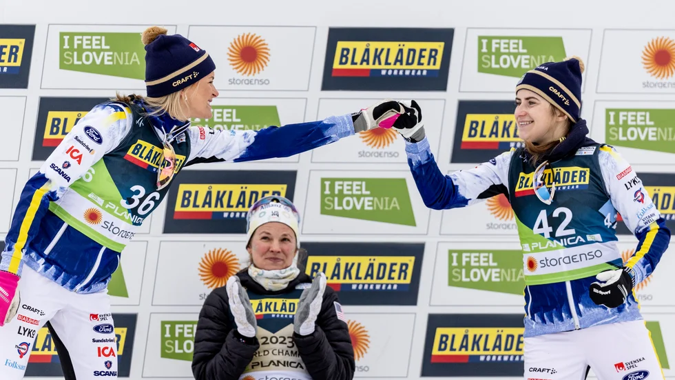 Två nöjda svenska VM-medaljörer. Men både silvermedaljören Frida Karlsson (till vänster) och bronsmedaljören Ebba Andersson (höger) fick se sig slagna av vinnaren Jessie Diggins, USA.