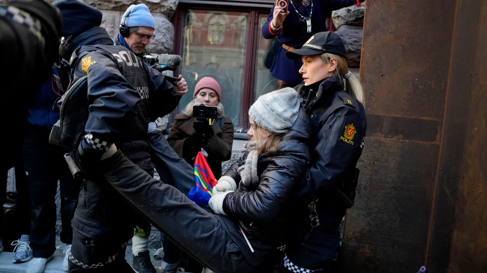 Greta Thunberg bars bort av norsk polis under en klimataktion i Oslo på onsdagen.
