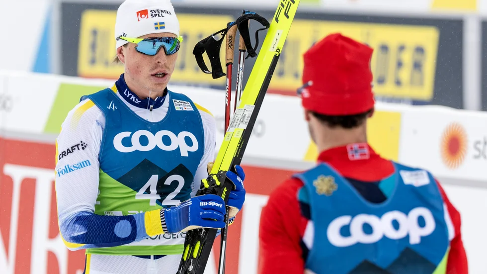 Norrmännen står i vägen för William Poromaa, till vänster, under skid-VM i Planica.