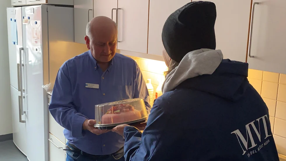 Jean Georges, vaktmästare på psykiatriska mottagningen i Motala, får en av Kärleksveckans tårtor.