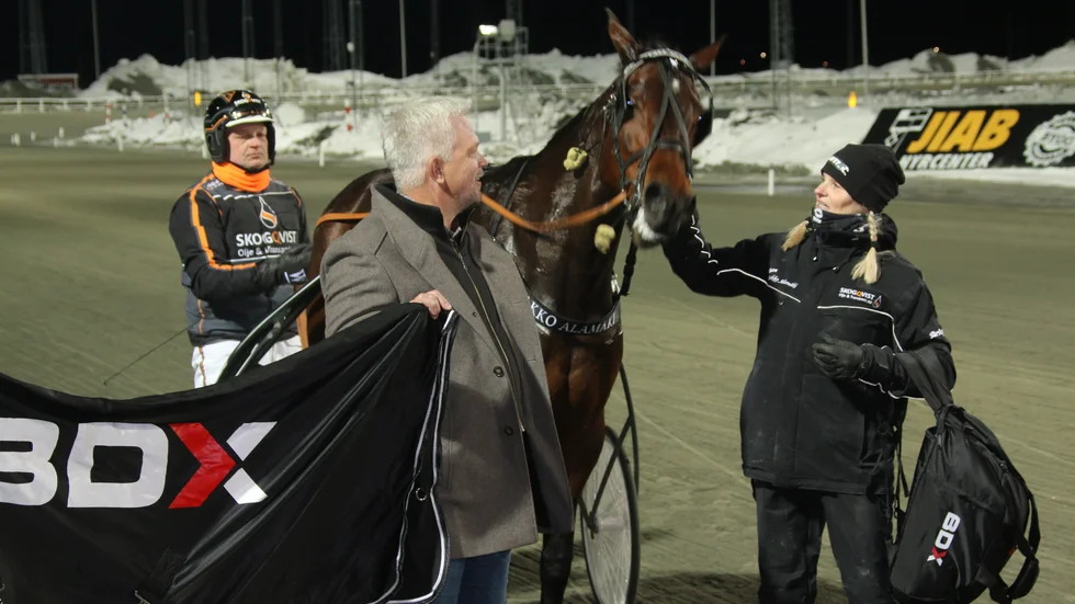 Fjärde årssegern på fem försök. Leonas Yakira (Jaakko Alamäki/Ann Wennberg) är så här långt årets häst på Bodentravet. Vann V64-5 efter en stenhård slutstrid mot årsdebuterande Macho Man.