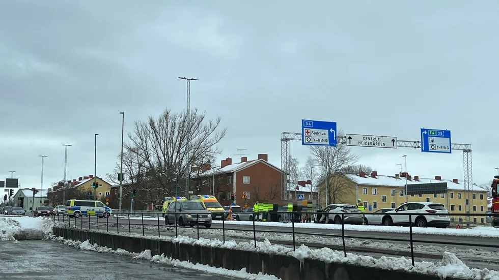 Två bilar kolliderade på Brokindsleden i Linköping.