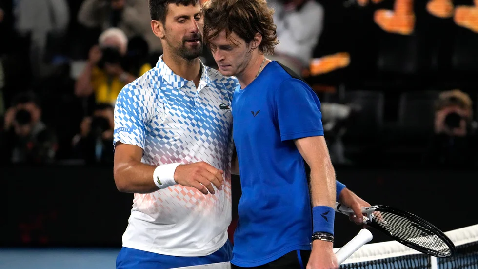Ett bråk utbröt sedan några tennisfans viftat med ryska flaggor efter Novak Djokovics kvartsfinal mot ryssen Andrej Rubljov, till höger, i Australian Open.