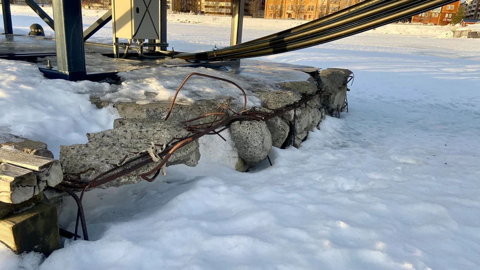 Cementbryggan i Södra hamn behöver renoveras efter att ha tagit stryk. Den inre delen av bryggan har på grund av det utsatta väderläget nött mot den yttre delen och det har blivit skador. 