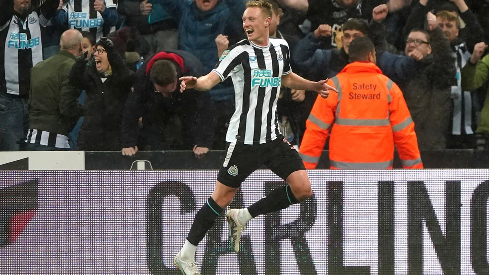 Newcastles Sean Longstaff firar ett av sina två mål, de som förde klubben till ligacupfinal på Wembley.