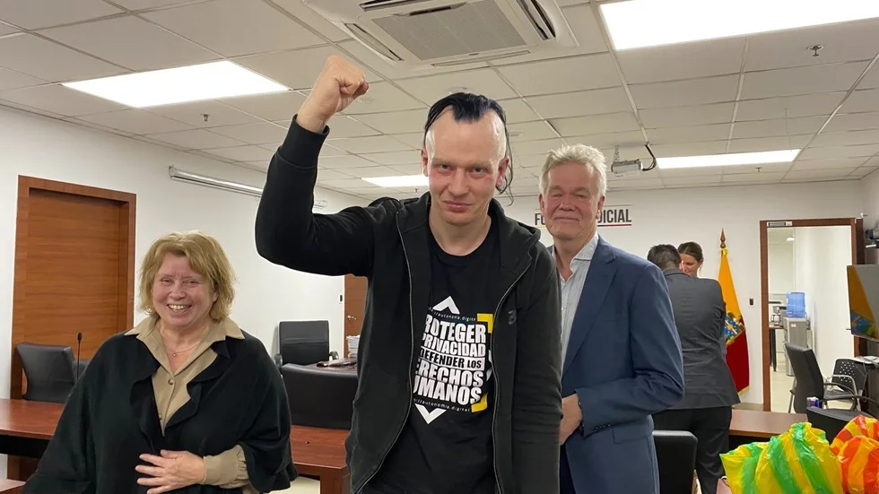 Glada miner efter friande dom. Ola Bini (mitten) tillsammans med sina föräldrar efter beskedet att han frikänns. Trots det lever han fortsatt med restriktioner. Arkivbild.