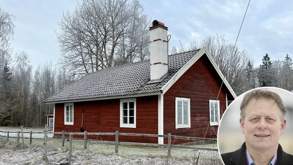 En av byggnaderna vid Jordvallstorp håller på att förfalla och ska snart repareras. På bild syns också Stefan Jansson. 