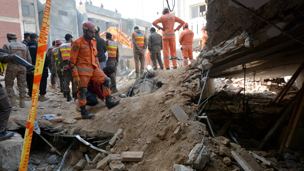 Dödssiffran skrivs ned efter måndagens explosion i en moské i regionen Peshawar i norra Pakistan.
