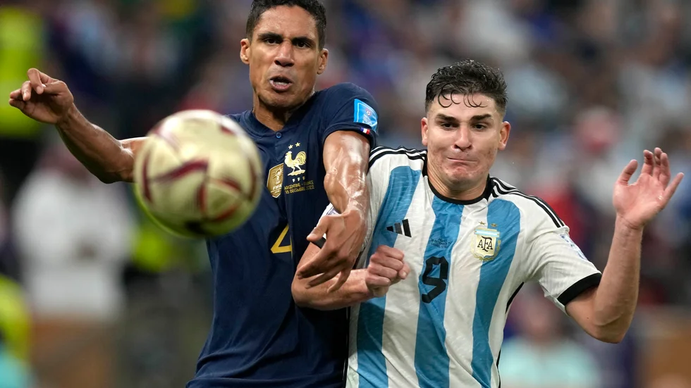 Raphael Varane, till vänster, i en närkamp med Argentinas Julian Alvarez i VM-finalen i Qatar i december. Arkivbild.