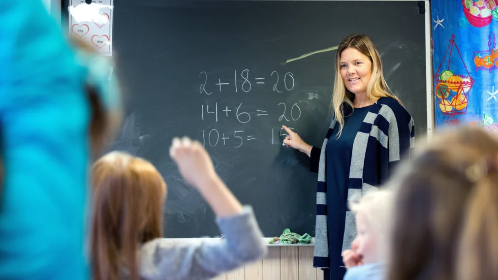 Lärare är otroligt viktiga för elevernas utveckling. Bra lärare är värda sin vikt i guld och dåliga lärare är värda sin vikt i någonting annat annat. Men var ska gränsen mellan dem dras?