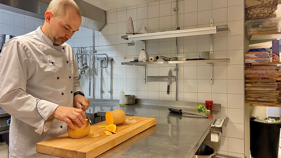 Kocken Henrik Boberg har tidigare arbetat på Operakällaren och har rutin på att laga mat åt kungen.