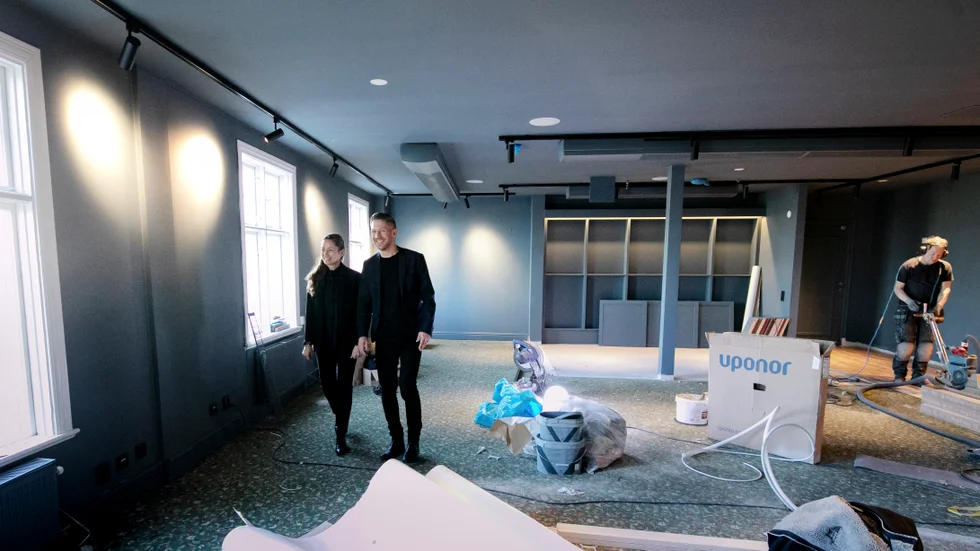 Sofia Munkhammar, vd, och Patrik Björkander, sälj- och marknadschef, i hotellets lobby. Det är den som i ett första skede ska totalrenoveras, tillsammans med anslutande korridor och ett tiotal rum. Planen är att sedan succesivt fortsätta med fler rum och hotellets sociala ytor.