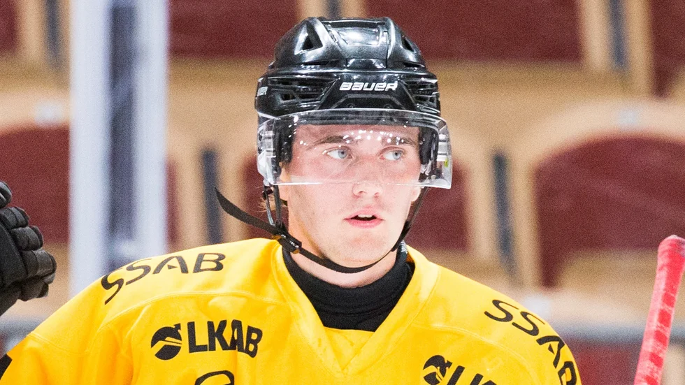 Arvid Bäckström, som spelade juniorhockey i Luleå, avgjorde för Rosvik fredag kväll.