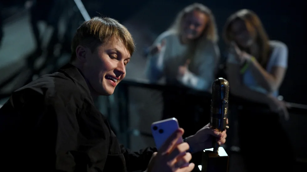 Victor Leksell som både vann Guldmicken och Årets låt, tar en selfie med några fans efter galan.