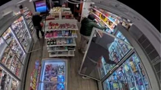 En av övervakningsbilderna visar hur ungdomar plockar åt sig varor i Lifvs butik i Bredsand.