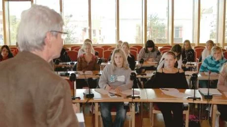Första lektionen i kommunskolan fick eleverna veta mer om kommunens organisation, offentlighetsprincipen och komunallagen. Lärare för dagen var kommunsekreterare Ingegerd Sandlund.