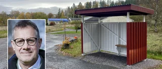Får ingen papperskorg – trots att busshållplatsen liknar en soptipp