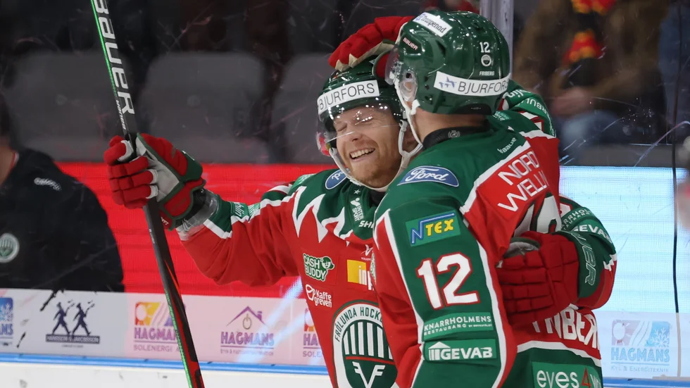 Frölundas Ryan Lasch firar sitt första mål i höst tillsammans med Max Friberg. Både Lasch och Jan Mursak blev tvåmålskyttar när Frölunda slog Brynäs med 5–3.