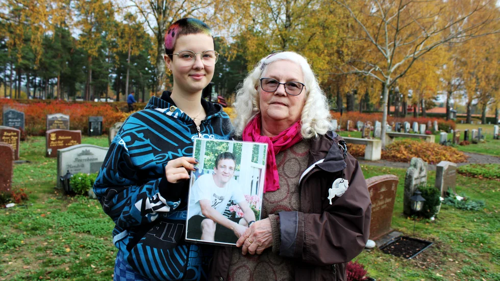 Kajsa och Nova Liliequist: "Jag tänder för min pappa som dog när jag var tre år. Det är ett sätt att komma i kontakt med honom även om jag inte minns honom så bra", säger 16-åriga Nova. Kajsa är Novas farmor och det är hennes son Oskar som ligger begravd vid en vackert pyntad plats på Nya kyrkogården i Västervik. "Förutom Oskar tänder jag även för föräldrar och vänner som är borta. Även min dotter med familj brukar komma hit och tända ljus och vi går omkring på kyrkogården och tittar på ljusen och minns".