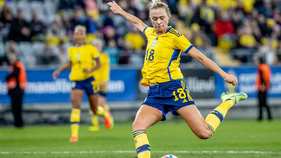 Sveriges Fridolina Rolfö i aktion under landskampen mot Frankrike tidigare i höstas. Hon finns inte med i truppen som möter Australien i Melbourne den 12 november. Arkivbild.