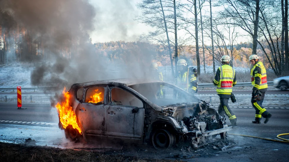 En personbil brann på E4 före avfarten till Påljungshage, i södergående riktning.