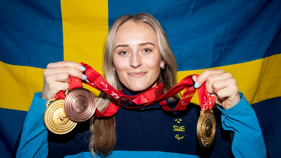Ebba Årsjö med medaljerna från Paralympics i Peking. Nu siktar alpinåkaren på att ta hem totala världscupen. Arkivbild.