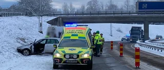 Bil voltade efter kollision på Riksvägen – en person till sjukhus